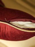 کوسن مخمل زرشکی مدل الیزه