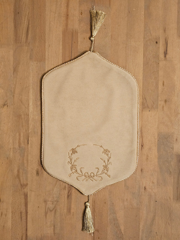 عسلی مخمل کرم مدل گلدوزی حلقه گل طلایی