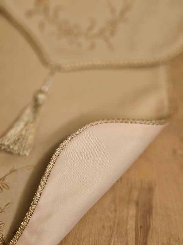عسلی مخمل کرم مدل گلدوزی حلقه گل طلایی