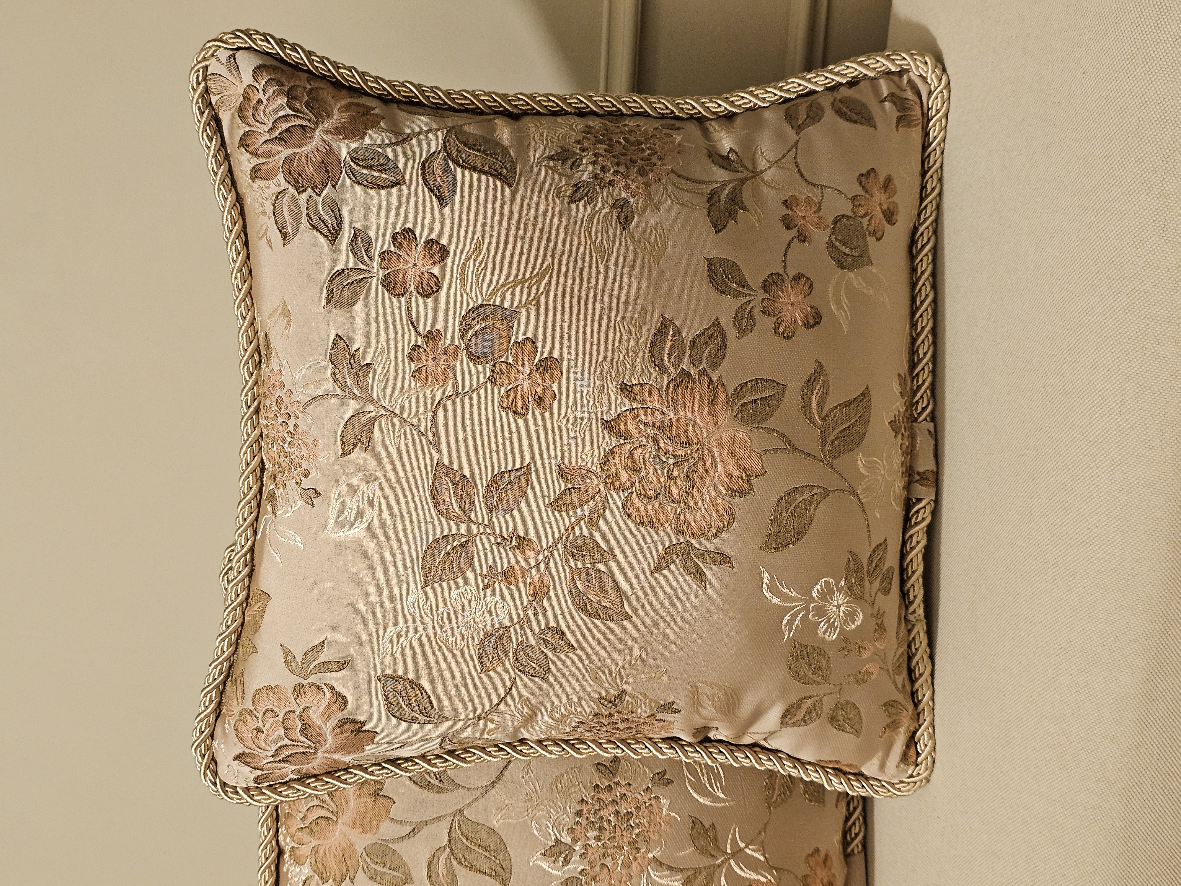 کوسن ساتن سیلک نسکافه ای